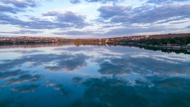 Lagoa Santa Belo Horizonte Brazilië Prachtige lagune in een toeristisch stadje in Minas Gerais Luchtfoto met wolken die reflecteren in de kalme lagune