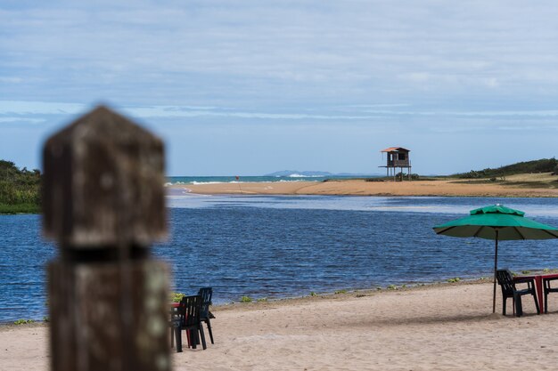 Лагуна, впадающая в море, в Рио-дас-Острас в Рио-де-Жанейро.