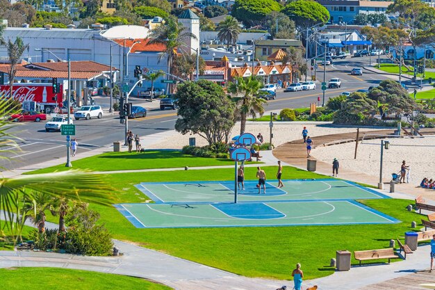 Photo laguna beach california november 03 2016 basketball courts in laguna beach shoreline