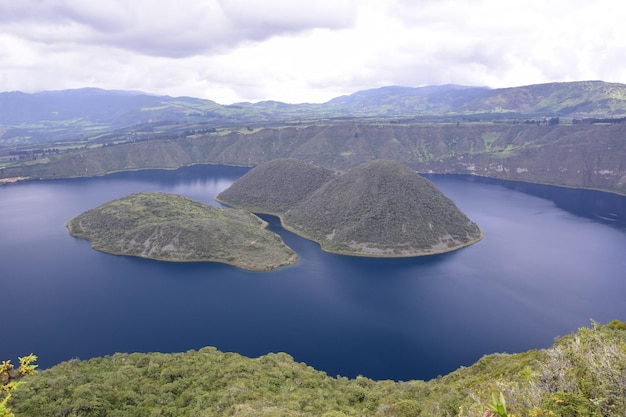 Laguna Cuicocha prachtige blauwe lagune met eilanden in de krater van de Cotacachi-vulkaan