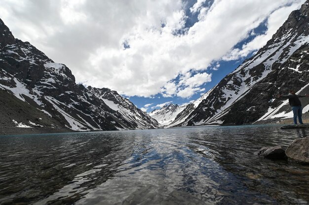 写真 ラグナ・デル・インカ (英語: laguna del inca) は,アルゼンチン国境付近のチリ・コルディレラ地方にある湖である.