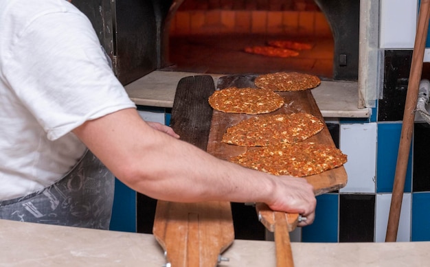 오븐에서 구운 Lahmacun