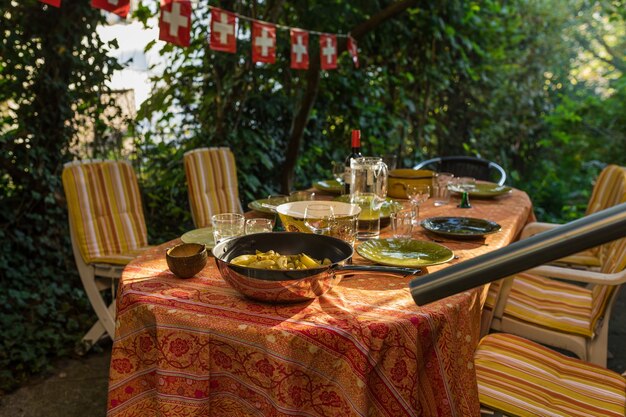 Tavola apparecchiata con cibo nel cortile in svizzera