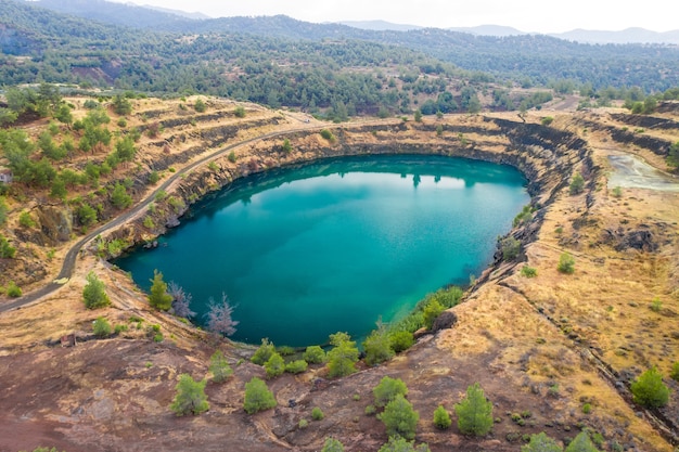 키프로스 카페데스 근처 피토라코마 구리 광산의 버려진 노천 구덩이에 있는 호수