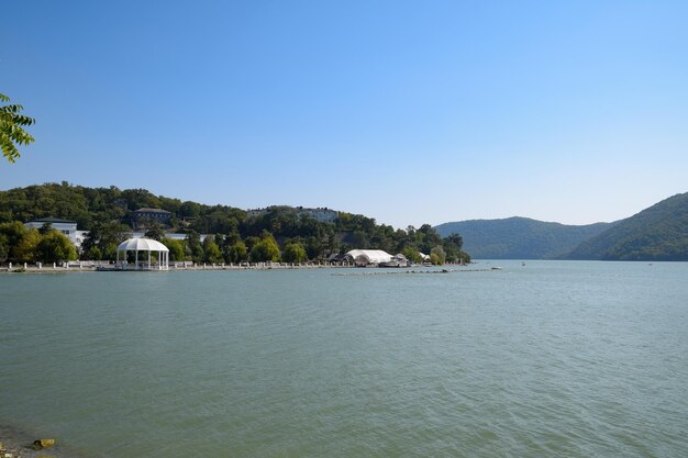 Lake Abrau Durso en zijn oevers Lake in het Krasnodar-gebied van Rusland