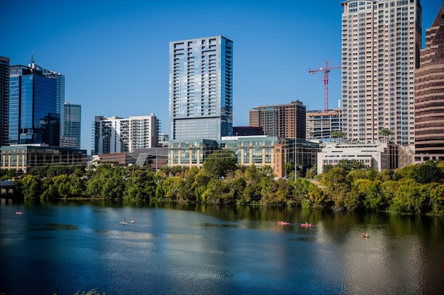 Photo lake against modern buildings in city