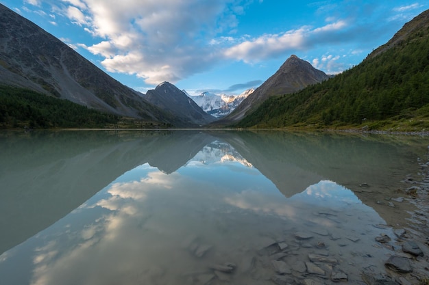 Lake Akkem en Mount Belukha in de ochtend. Altaj-gebergte. Siberië, Rusland