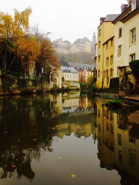 Photo lake amidst buildings against sky