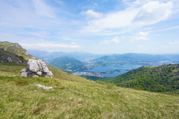 Photo lake annone from monte cornizzolo mountain, lombardy, italy