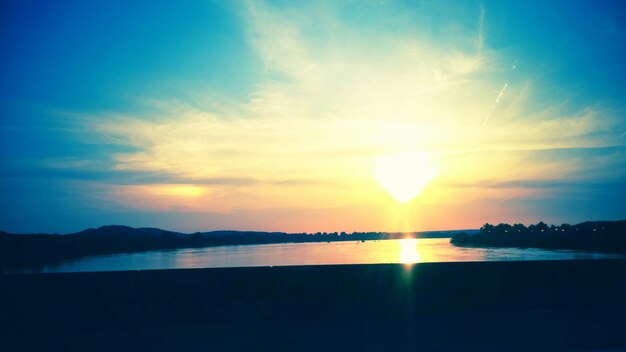 写真 夕暮れの湖