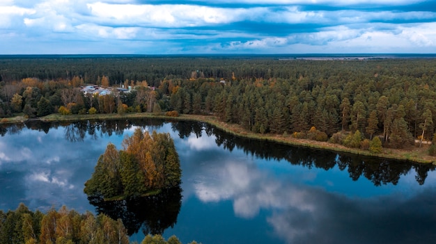 秋の森の湖