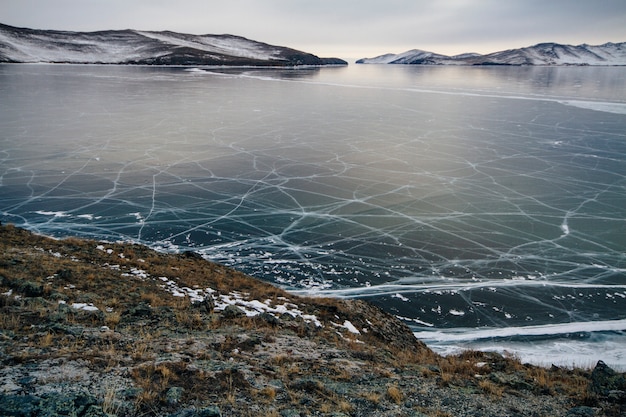 Фото Озеро байкал - морозный зимний день. крупнейшее пресноводное озеро