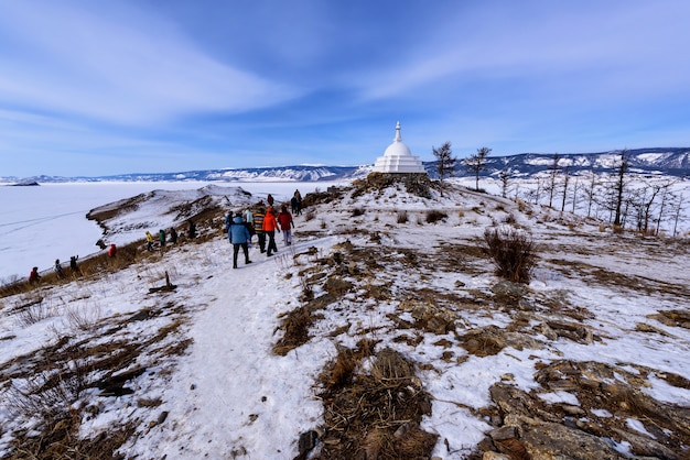 Lake Baikal, Rusland - 10 maart 2020: Menigten van toeristen lopen rond de boeddhistische stoepa op Ogoy eiland op het Baikal-meer. Ogoy is het grootste eiland in de Straat Maloe More van het Baikalmeer.