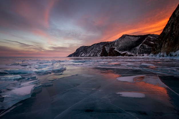 Lake Baikal zonsondergang, alles is bedekt met ijs sneeuw