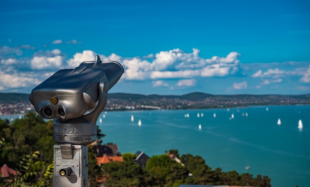 Photo lake balaton panoramic view with sailboats from tihany abbey in hungary