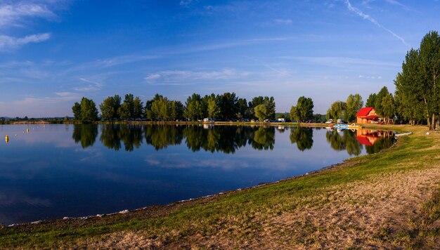 Photo lake in the beautiful day