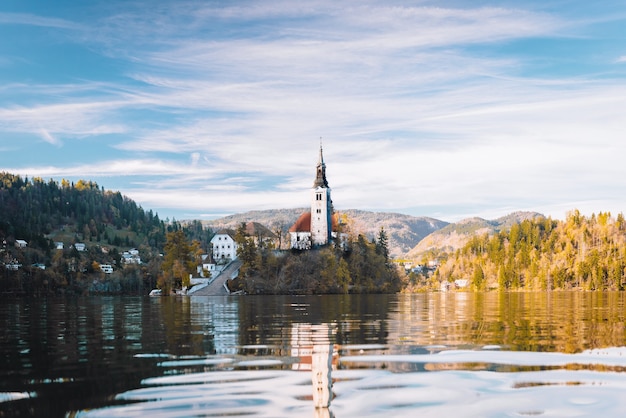 Lake Bled in de Alpine bergen in de herfst onder blauwe hemel