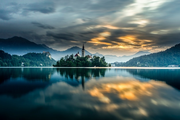 Озеро Блед в Словении во время восхода солнца