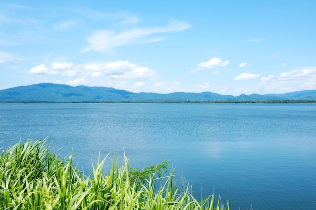 湖と青空の風景、自然の背景、春と夏の季節