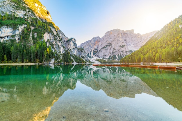 일몰 Sudtirol 이탈리아에서 Dolomites의 Braies Pragser Wildsee 호수