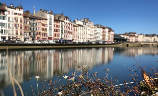 Foto lago vicino agli edifici contro il cielo