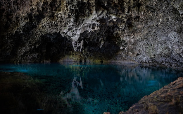 反射のある青い澄んだ穏やかな水の洞窟の湖