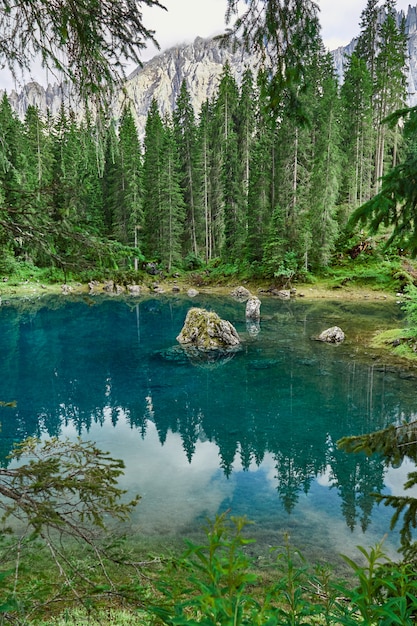 Foto lago di carezza con acqua cristallina