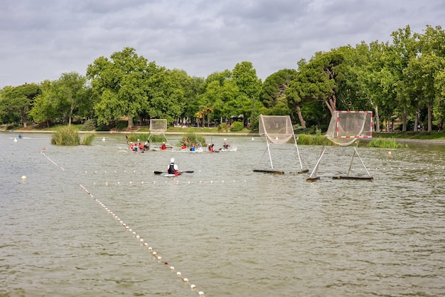 カヌーを使って水中でボールを入れてゴールを決めるスポーツが行われるカサ デ カンポの湖