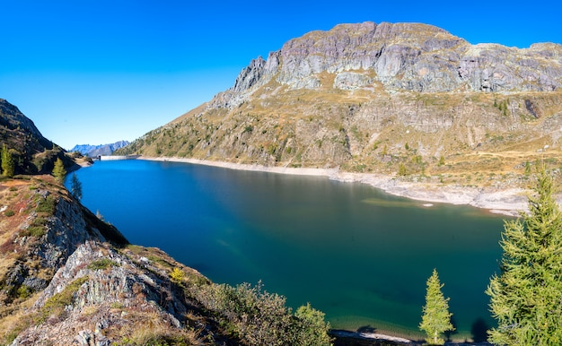 Photo lake colombo in the brembana valley bergamo