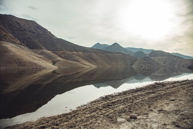 Lago e rocce di colore sotto il cielo