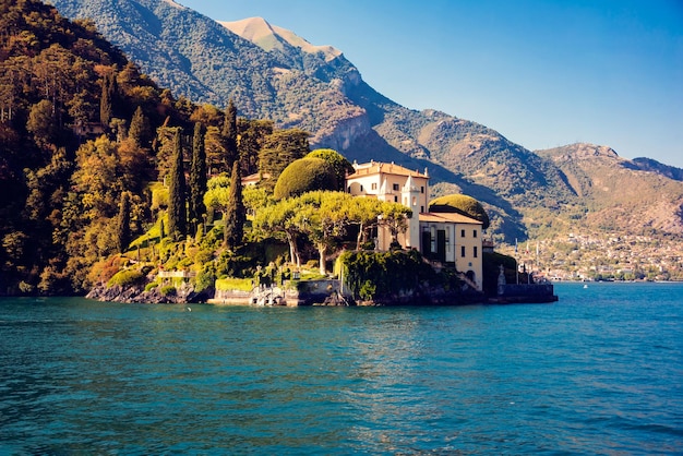 イタリアのコモ湖 山と青い湖のある自然の風景