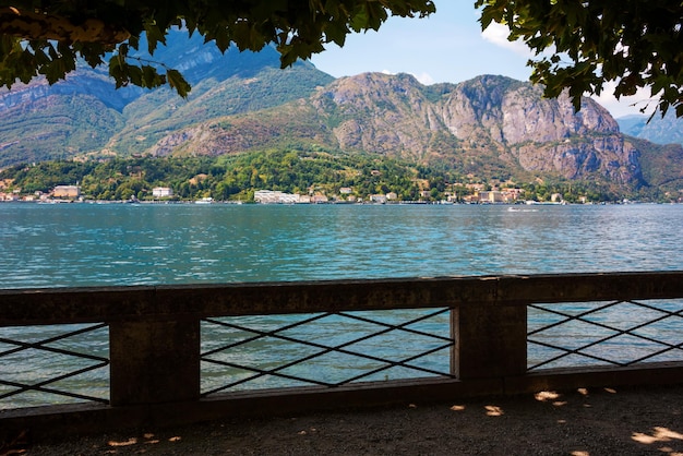 イタリアのコモ湖 山と青い湖のある自然の風景