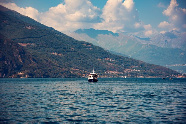 イタリアのコモ湖 山と青い湖のある自然の風景