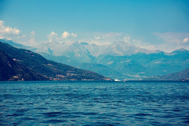 イタリアのコモ湖 山と青い湖のある自然の風景