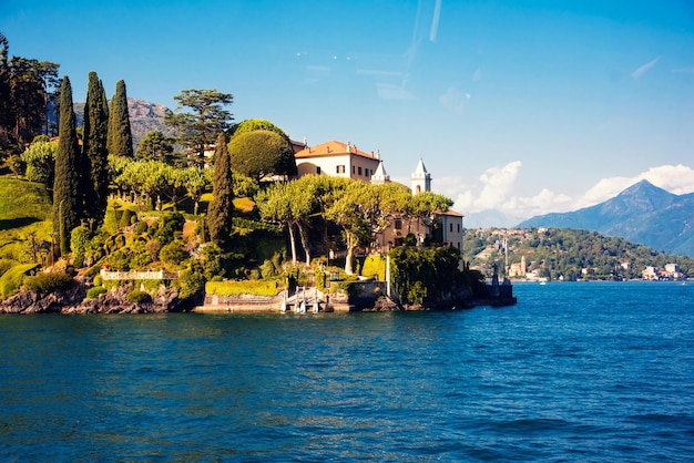 イタリアのコモ湖 山と青い湖のある自然の風景