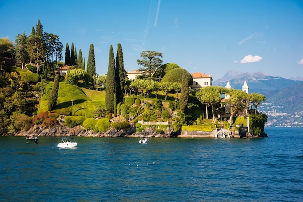 イタリアのコモ湖 山と青い湖のある自然の風景