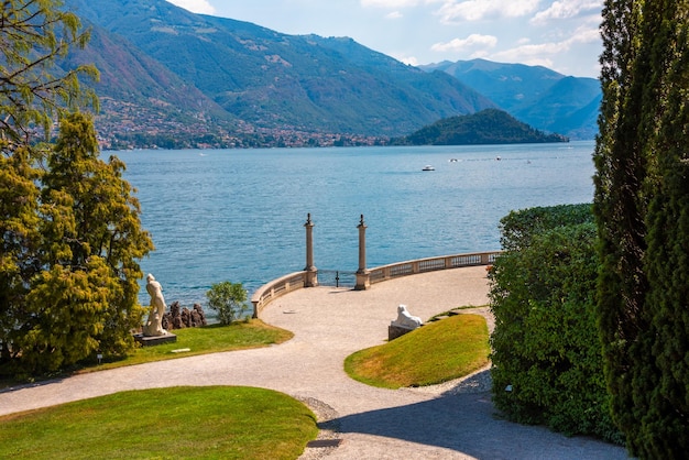 イタリアのコモ湖 湖畔の木々や山々のある自然の風景