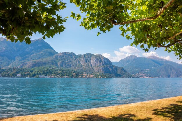 Озеро Комо в Италии Природный ландшафт с деревьями и горами у озера