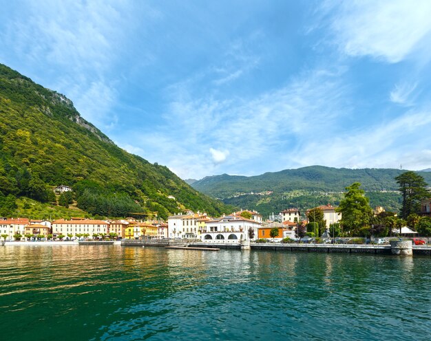 Vista estiva della riva del lago di como (italia) dal bordo della nave