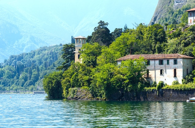 Озеро Комо (Италия) берег летом вид с борта корабля