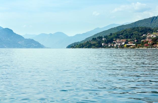 Foto vista della costa estiva del lago di como (italia) dal bordo della nave