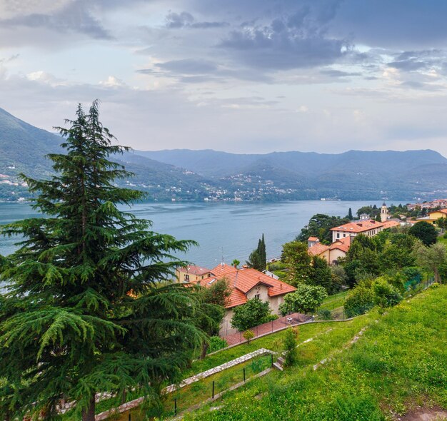 코모 호수(Lake Como) 이탈리아 해안에서 여름 풍경