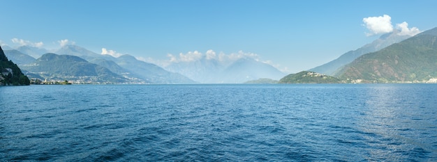 コモ湖（イタリア）の船からの眺め（夏のパノラマ）