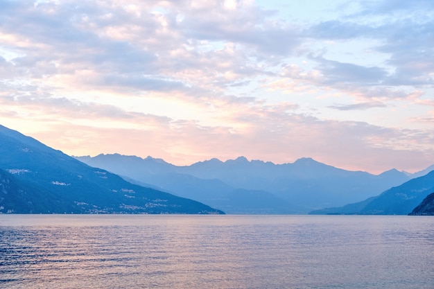 Lago di como al tramonto