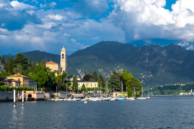 Озеро Комо и город Тремеццо с пристанью для яхт с яхтами, Италия