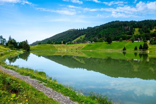 프랑스 오트사부아 라 클루사(La Clusaz)의 콩핀 호수(Lake of the Confins)와 산 풍경