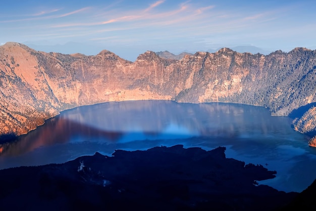 日没時の火山の火口にある湖水の反射インドネシアリンジャニ火山