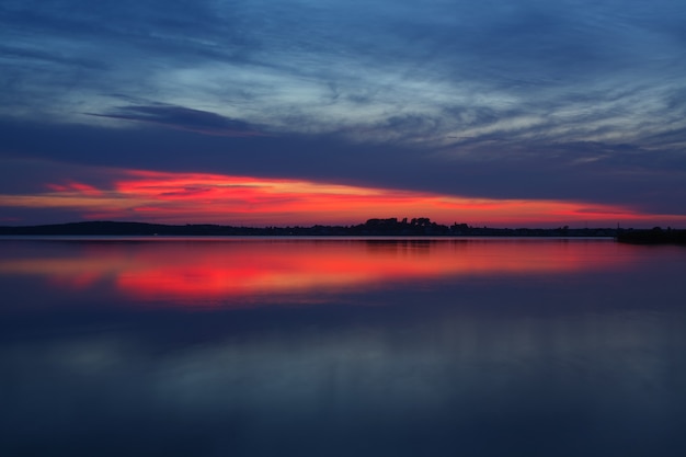 Photo lake dryviaty in the evening (national park braslau lakes, belarus)