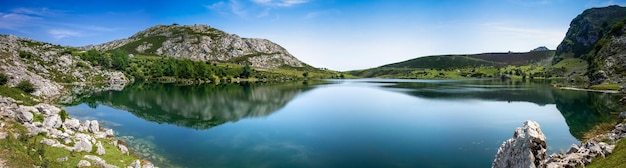 Фото Озеро энол в пикос-де-эуропа астуриас, испания панорамный вид
