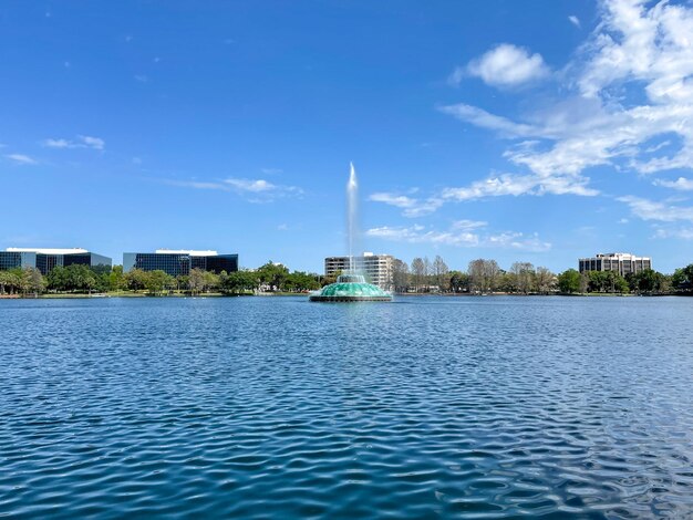 플로리다 올랜도 시내에 있는 에올라 공원(Lake Eola Park)을 배경으로 대형 상업용 건물